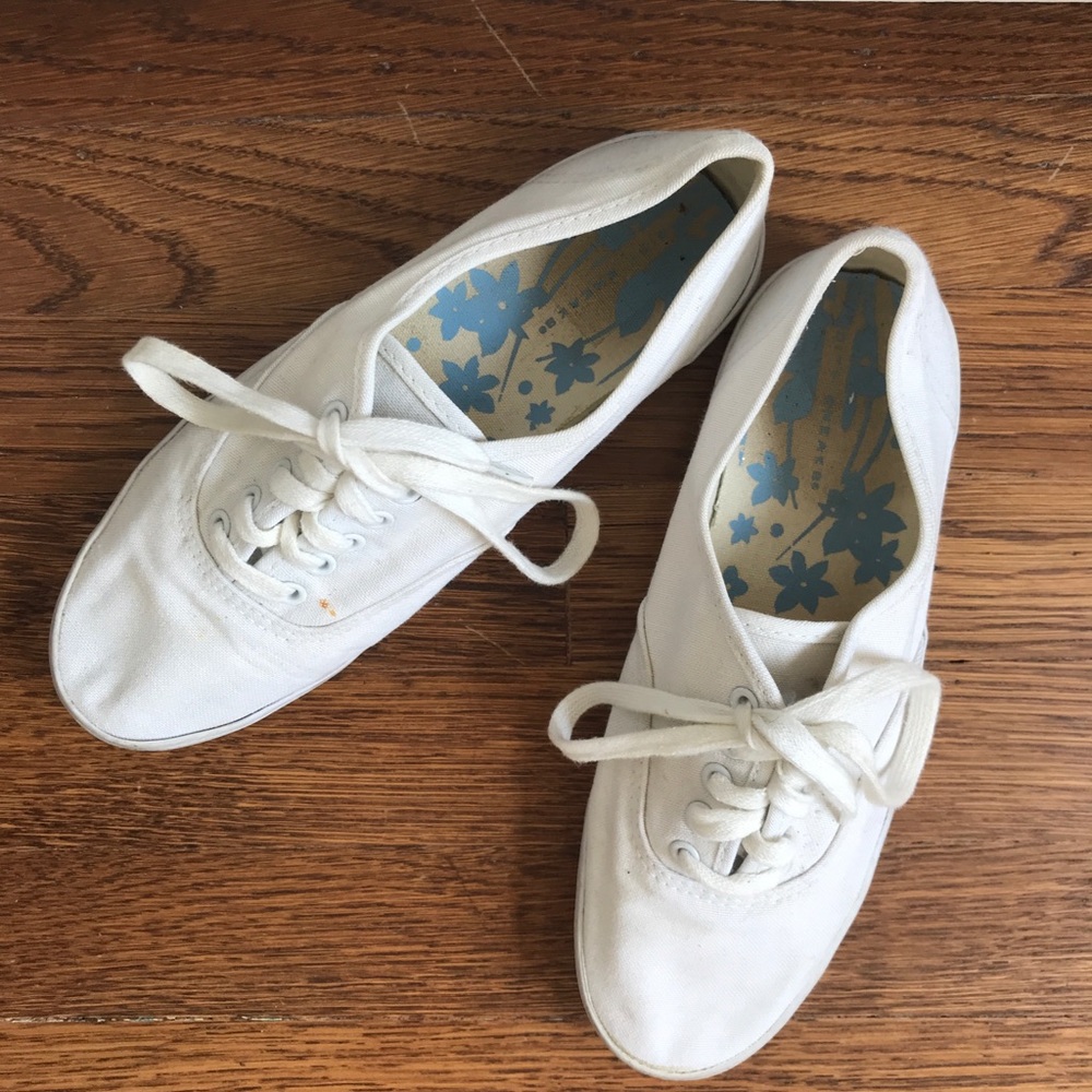 White canvas sneakers size 7 1/2